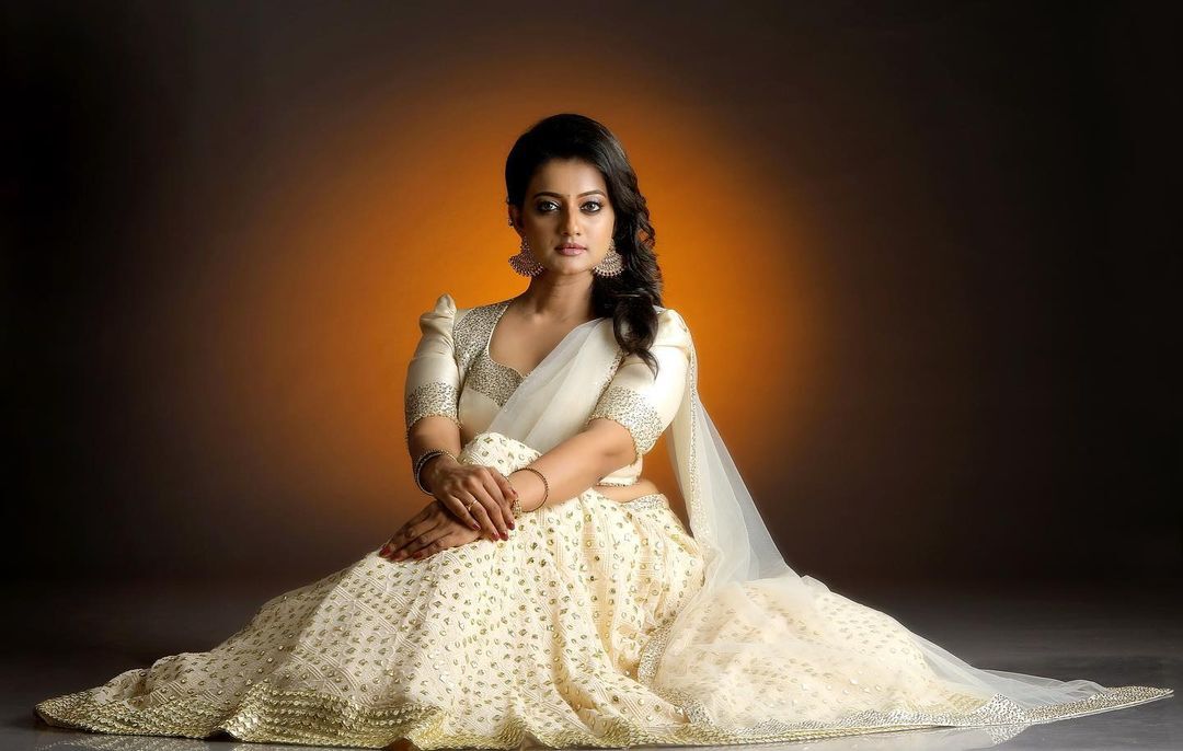 സൂക്ഷിച്ച് നോക്കേണ്ട... പ്രിയങ്ക തന്നെ; കിടിലന്‍ ചിത്രങ്ങള്‍ കാണാം