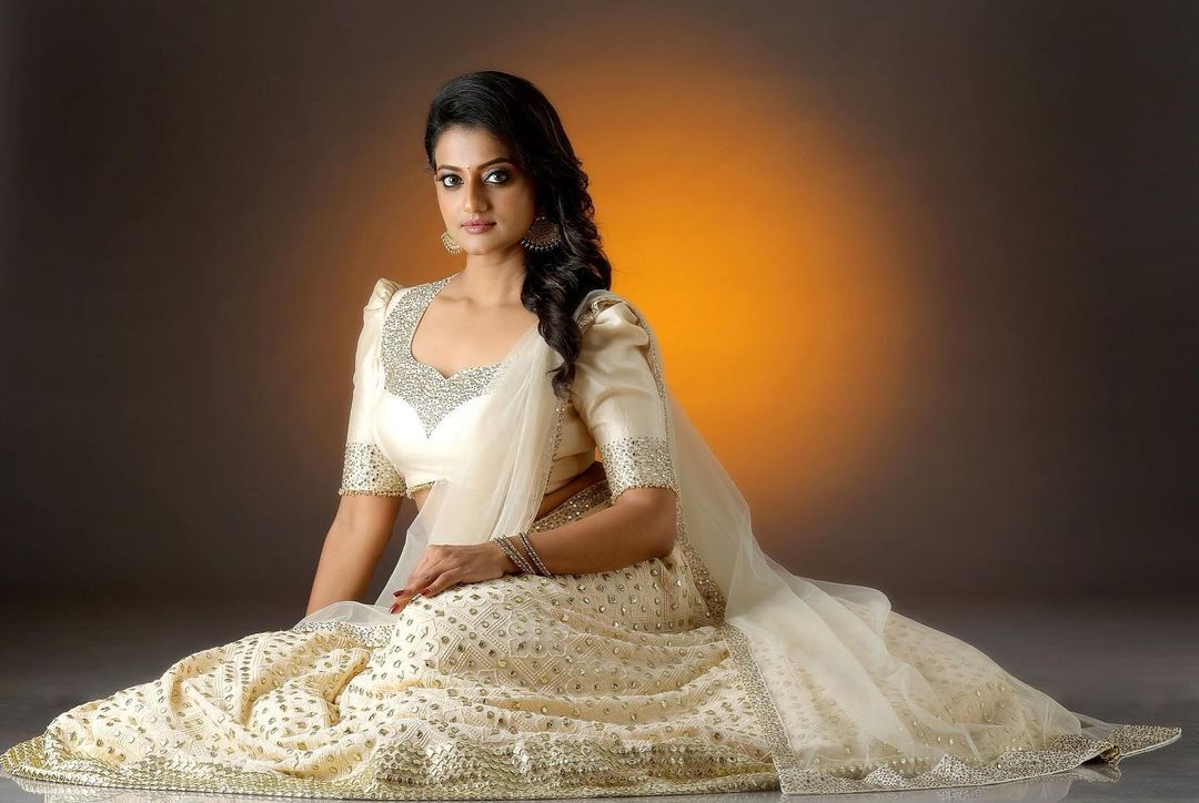 സൂക്ഷിച്ച് നോക്കേണ്ട... പ്രിയങ്ക തന്നെ; കിടിലന്‍ ചിത്രങ്ങള്‍ കാണാം