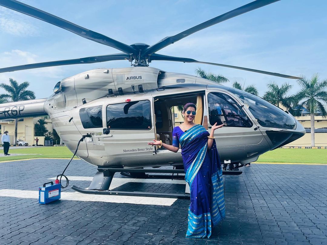 ഹെലികോപ്റ്ററിനു മുന്നില്‍ നിന്നും ഒരു വൈറൈറ്റി പോസ് ആയാലോ? നീല സാരിയില്‍ അതീവസുന്ദരിയായി രഞ്ജിനി ഹരിദാസ് 
