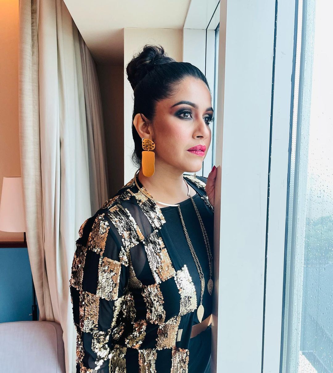 ഹെലികോപ്റ്ററിനു മുന്നില്‍ നിന്നും ഒരു വൈറൈറ്റി പോസ് ആയാലോ? നീല സാരിയില്‍ അതീവസുന്ദരിയായി രഞ്ജിനി ഹരിദാസ് 