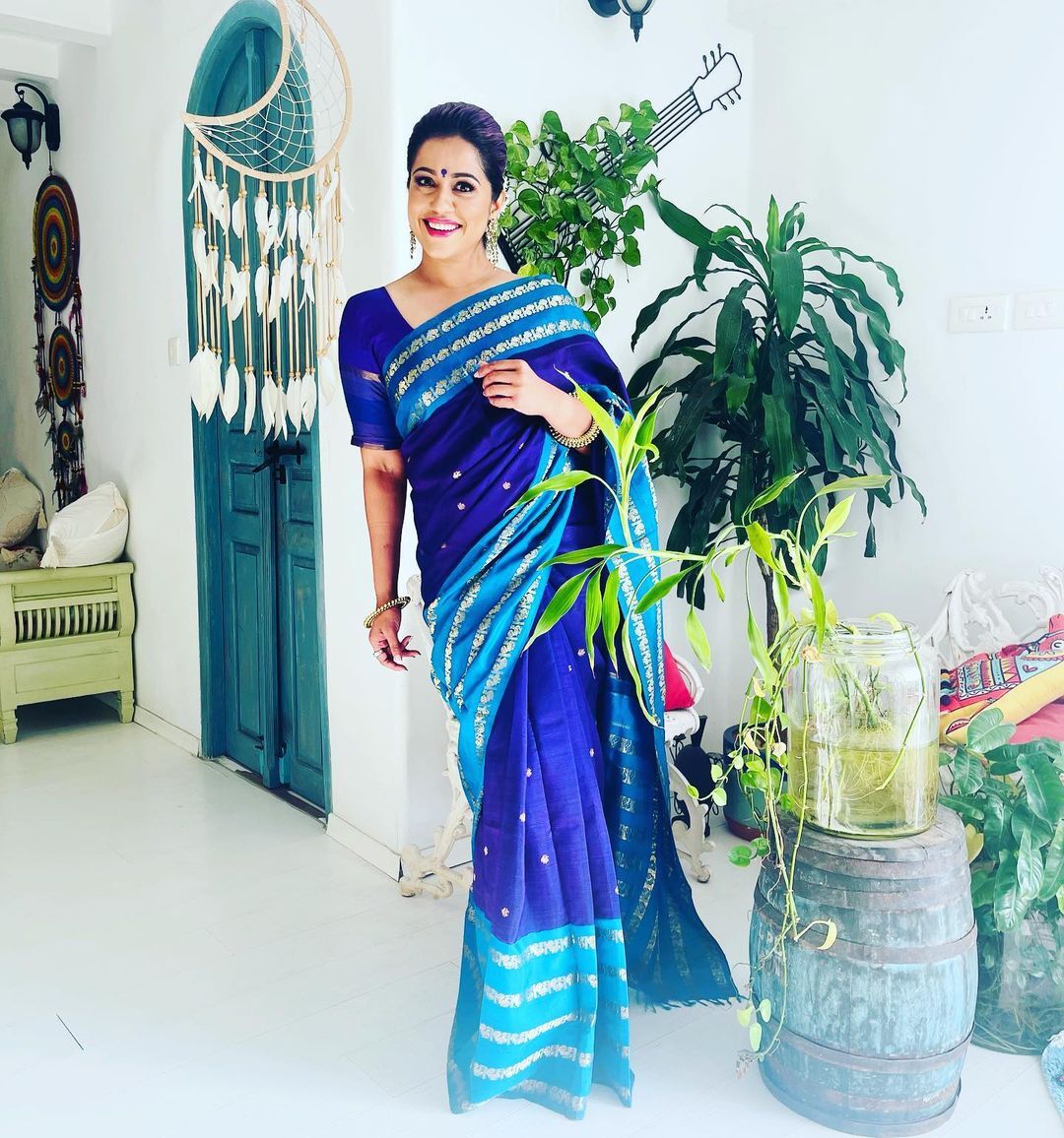 ഹെലികോപ്റ്ററിനു മുന്നില്‍ നിന്നും ഒരു വൈറൈറ്റി പോസ് ആയാലോ? നീല സാരിയില്‍ അതീവസുന്ദരിയായി രഞ്ജിനി ഹരിദാസ് 