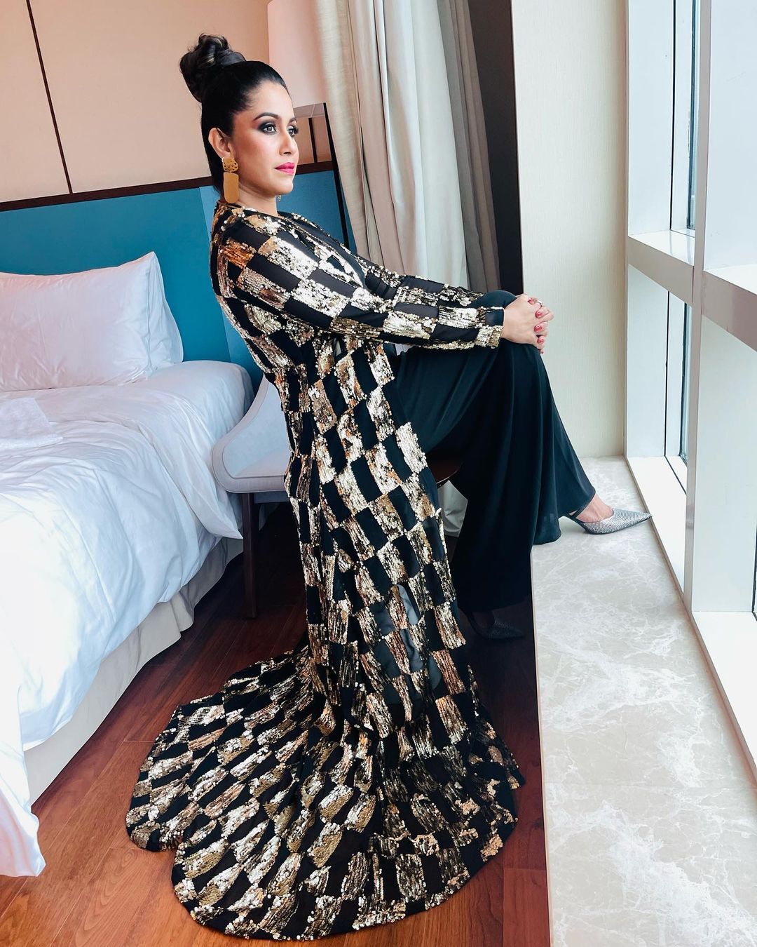 ഹെലികോപ്റ്ററിനു മുന്നില്‍ നിന്നും ഒരു വൈറൈറ്റി പോസ് ആയാലോ? നീല സാരിയില്‍ അതീവസുന്ദരിയായി രഞ്ജിനി ഹരിദാസ് 