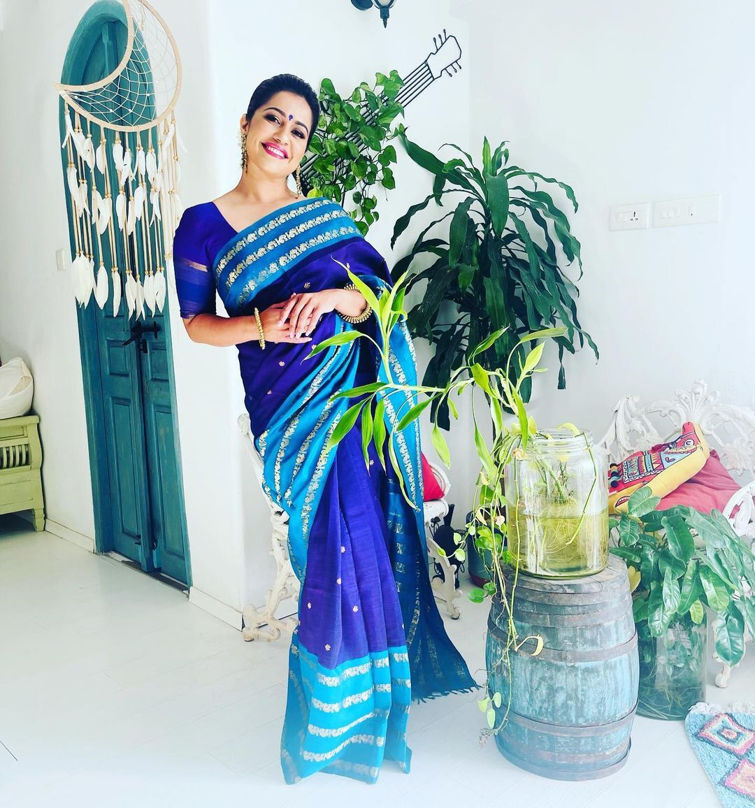 ഹെലികോപ്റ്ററിനു മുന്നില്‍ നിന്നും ഒരു വൈറൈറ്റി പോസ് ആയാലോ? നീല സാരിയില്‍ അതീവസുന്ദരിയായി രഞ്ജിനി ഹരിദാസ് 