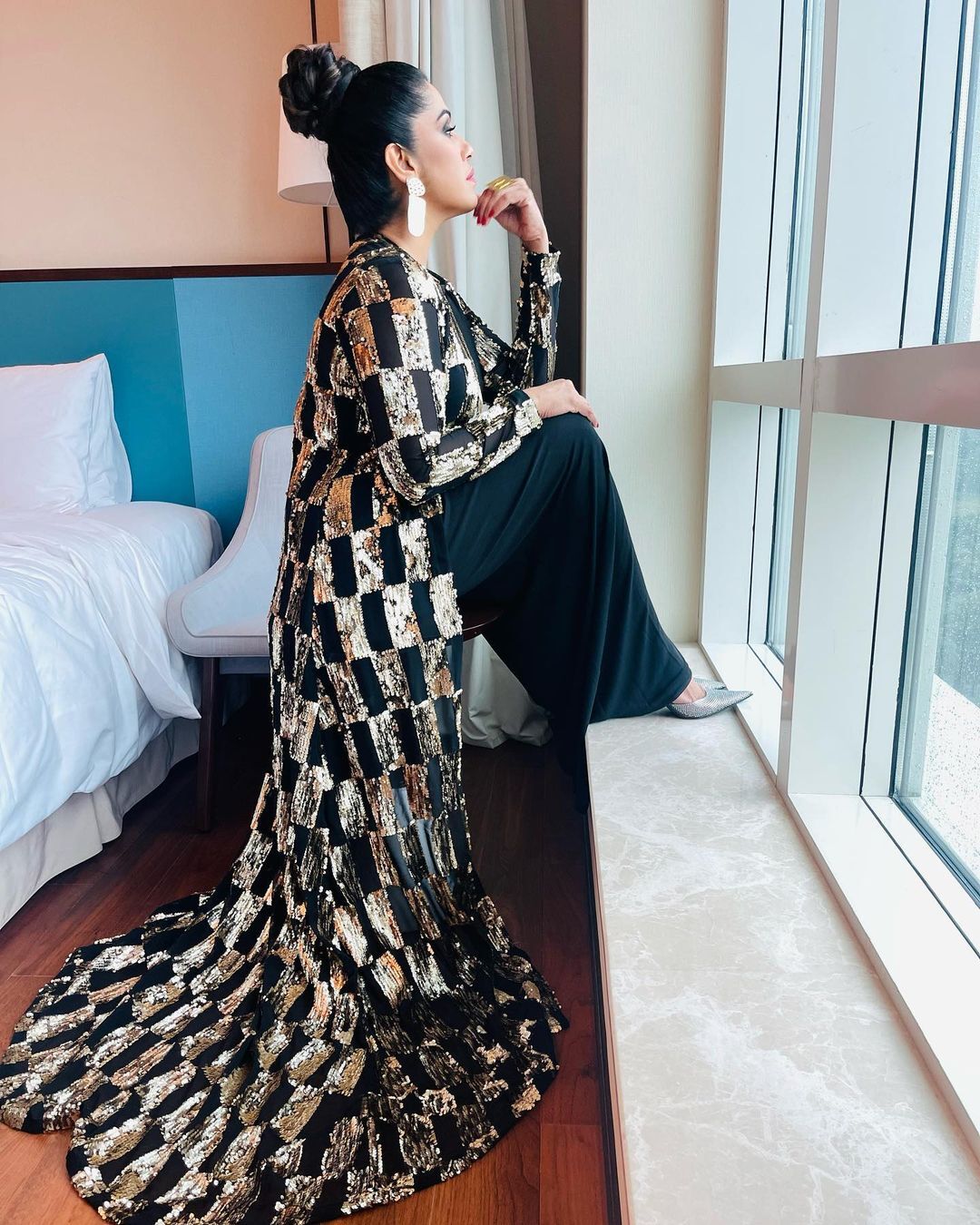 ഹെലികോപ്റ്ററിനു മുന്നില്‍ നിന്നും ഒരു വൈറൈറ്റി പോസ് ആയാലോ? നീല സാരിയില്‍ അതീവസുന്ദരിയായി രഞ്ജിനി ഹരിദാസ് 