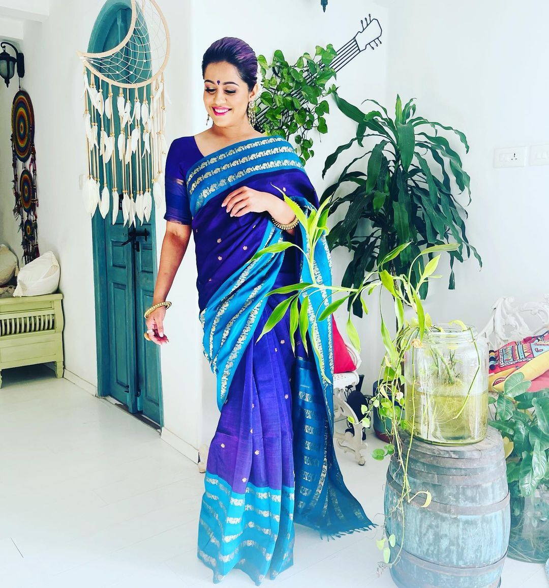 ഹെലികോപ്റ്ററിനു മുന്നില്‍ നിന്നും ഒരു വൈറൈറ്റി പോസ് ആയാലോ? നീല സാരിയില്‍ അതീവസുന്ദരിയായി രഞ്ജിനി ഹരിദാസ് 