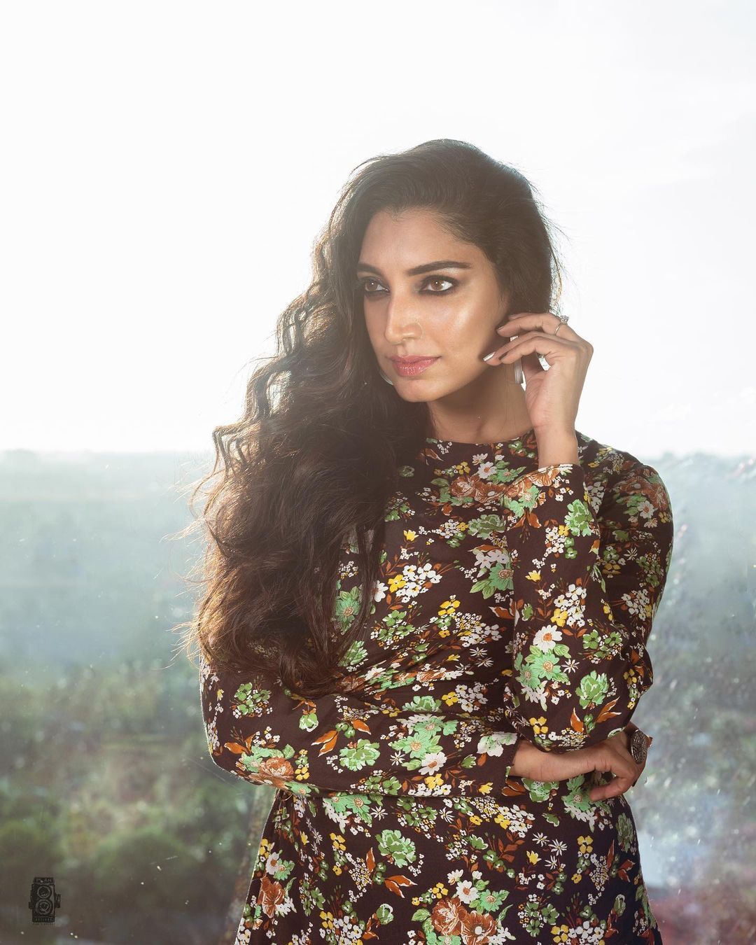 എന്തോ കാര്യമായി വായിക്കുന്നുണ്ട്, അല്ലേ ഋതു; എന്തായാലും സാരി പൊളിച്ചു, വൈറല്‍ ചിത്രങ്ങള്‍