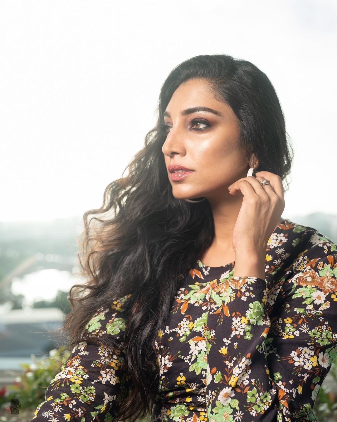 എന്തോ കാര്യമായി വായിക്കുന്നുണ്ട്, അല്ലേ ഋതു; എന്തായാലും സാരി പൊളിച്ചു, വൈറല്‍ ചിത്രങ്ങള്‍