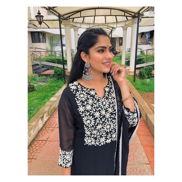 അമ്മ യോഗത്തിനെത്തിയ സ്വാസികയുടെ ക്യാന്‍ഡിഡ് ക്ലിക്ക്; വൈറല്‍ ചിത്രങ്ങള്‍