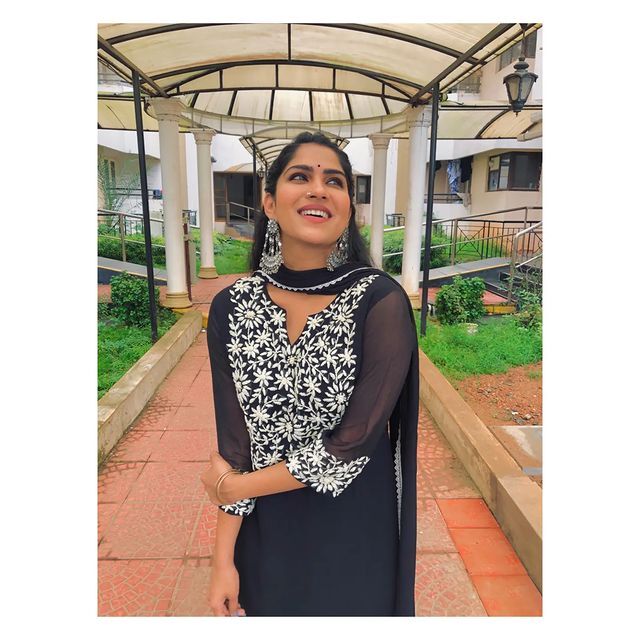 അമ്മ യോഗത്തിനെത്തിയ സ്വാസികയുടെ ക്യാന്‍ഡിഡ് ക്ലിക്ക്; വൈറല്‍ ചിത്രങ്ങള്‍