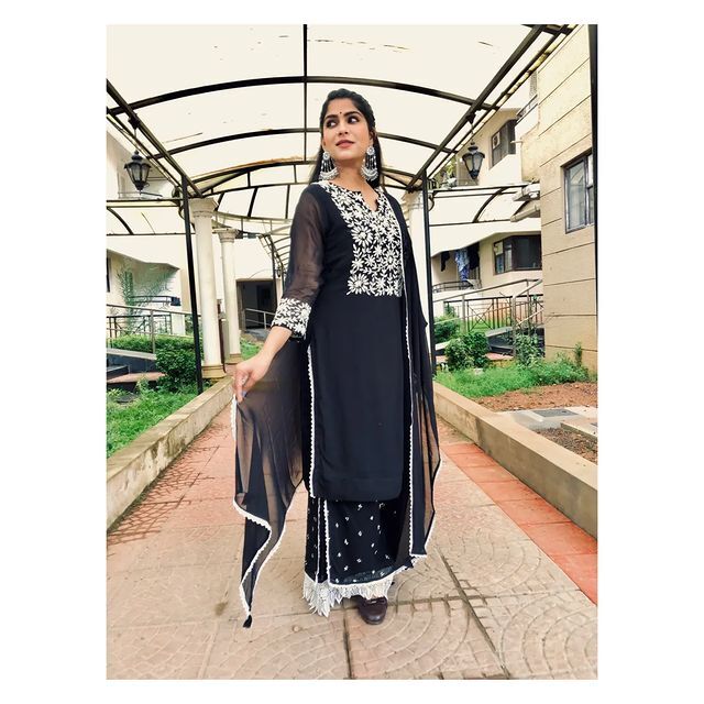 അമ്മ യോഗത്തിനെത്തിയ സ്വാസികയുടെ ക്യാന്‍ഡിഡ് ക്ലിക്ക്; വൈറല്‍ ചിത്രങ്ങള്‍