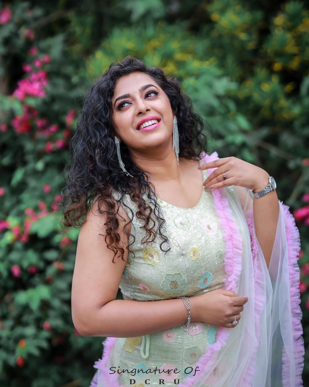 എന്നാ നോട്ടമാ ഇത് !; ഫാൻസ് പിളേളർ വീണു പോകും: ട്രെന്ഡിനൊപ്പം ക്യൂട്ടാണ് ജുവൽ മേരി