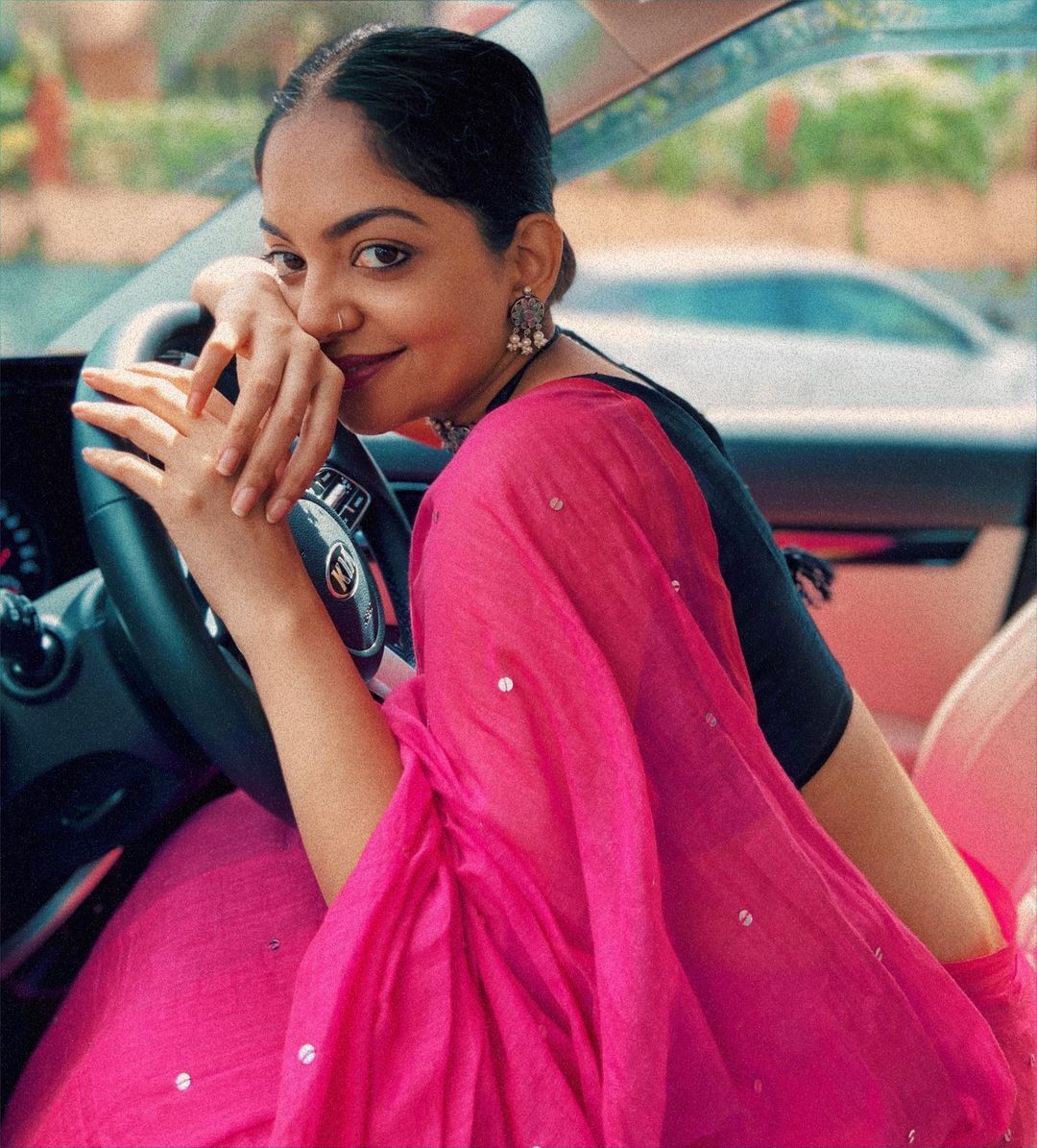 അഹാന കളര്‍ഫുളാണല്ലോ പോസ്, സംഗതി കലക്കിയിട്ടുണ്ട്, ഗ്ലാമറസ് ചിത്രങ്ങള്‍ വൈറല്‍