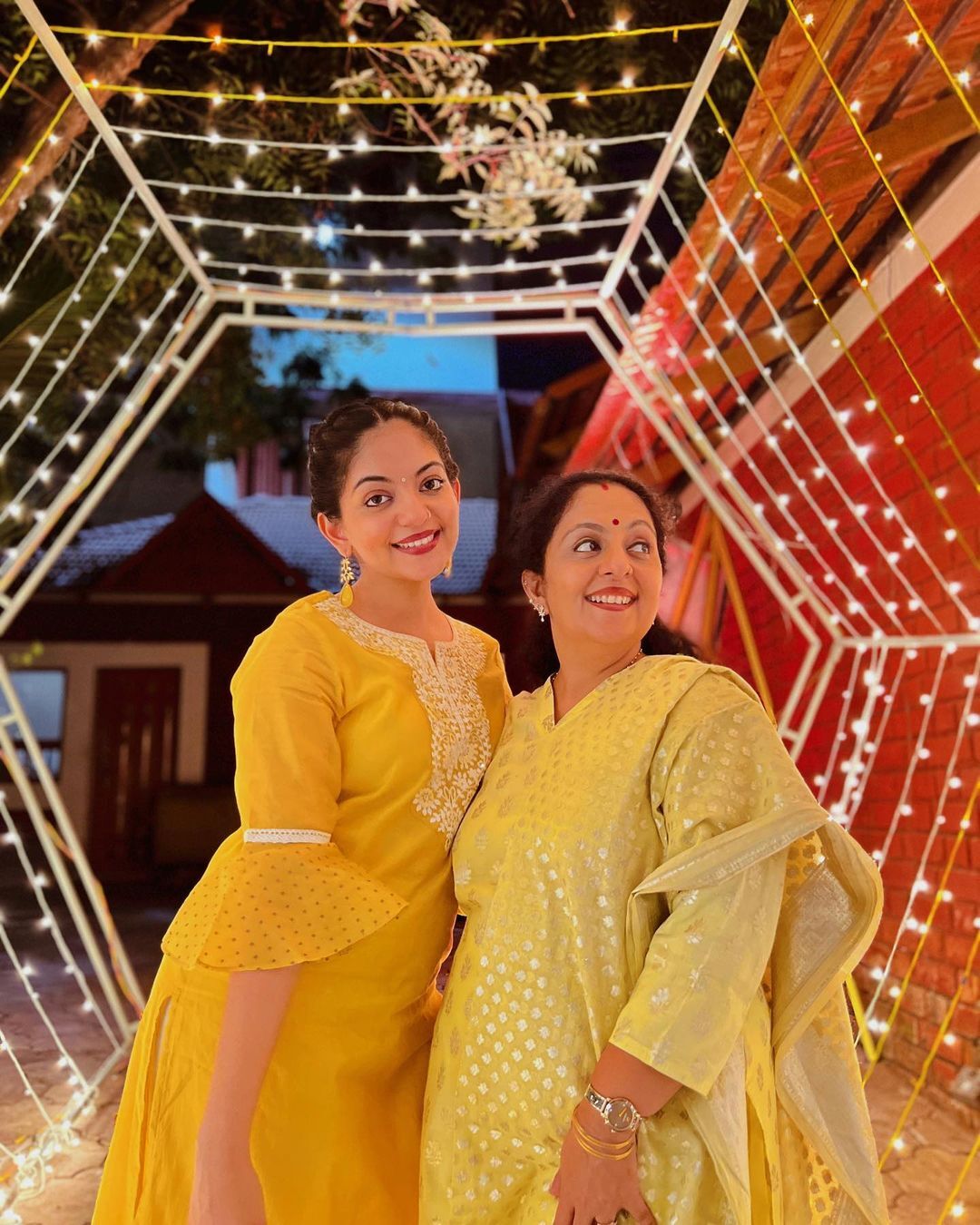 അഹാന ഹോട്ട് ലുക്കില്‍ പൊളിക്കുകയാണ്.... ക്യൂട്ട്‌നെസ് കൂടിയിട്ടുണ്ടെന്ന് ആരാധകര്‍, എന്തായാലും ചിത്രങ്ങള്‍ വൈറല്‍