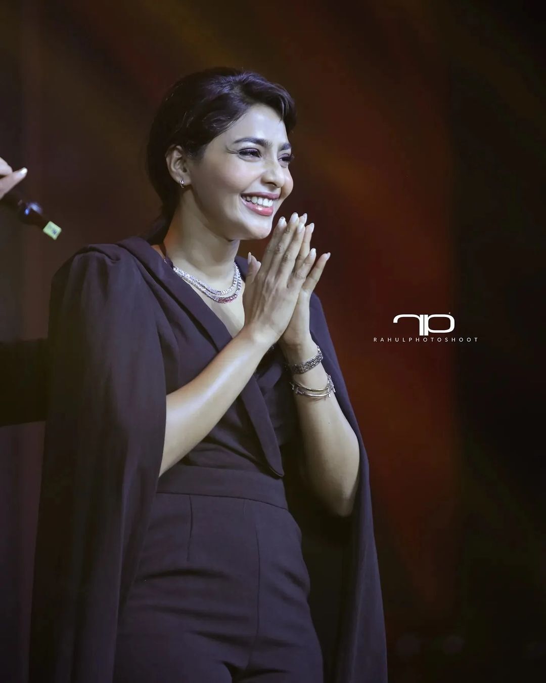 കറുപ്പിൽ ഞെരിപ്പ് ലുക്കിൽ ഐശ്വര്യ... പോരാത്തതിന് ആ ചിരിയും, വൈറൽ