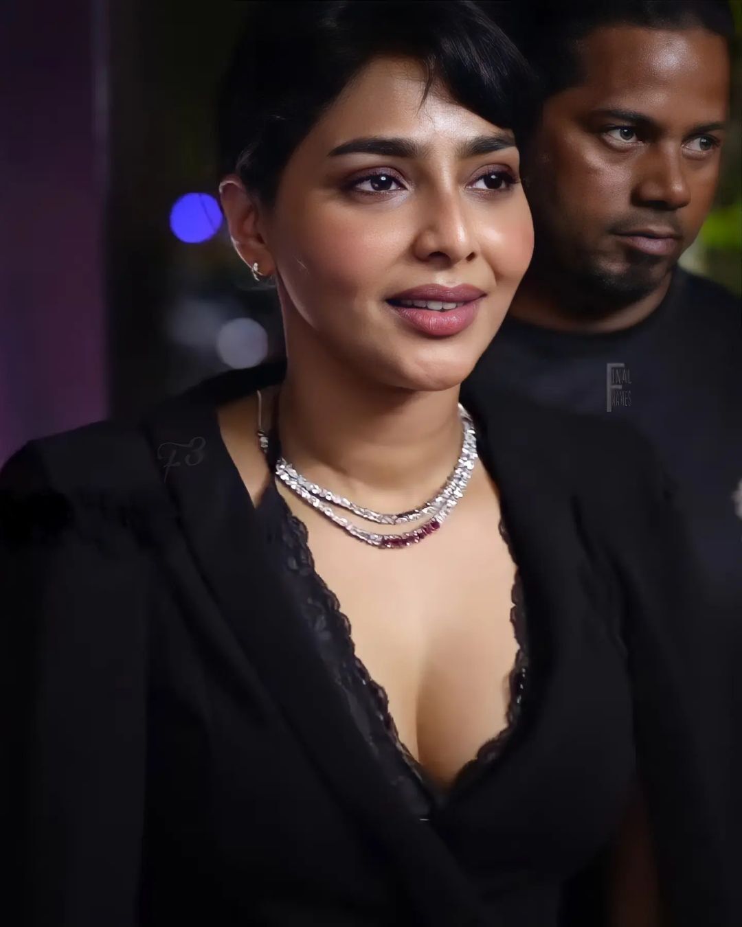 കറുപ്പിൽ ഞെരിപ്പ് ലുക്കിൽ ഐശ്വര്യ... പോരാത്തതിന് ആ ചിരിയും, വൈറൽ