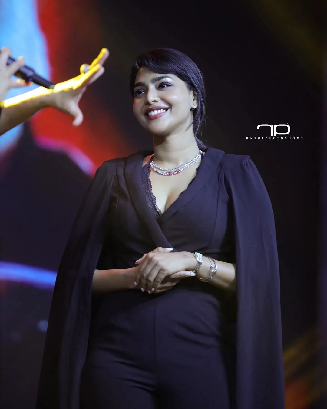 കറുപ്പിൽ ഞെരിപ്പ് ലുക്കിൽ ഐശ്വര്യ... പോരാത്തതിന് ആ ചിരിയും, വൈറൽ