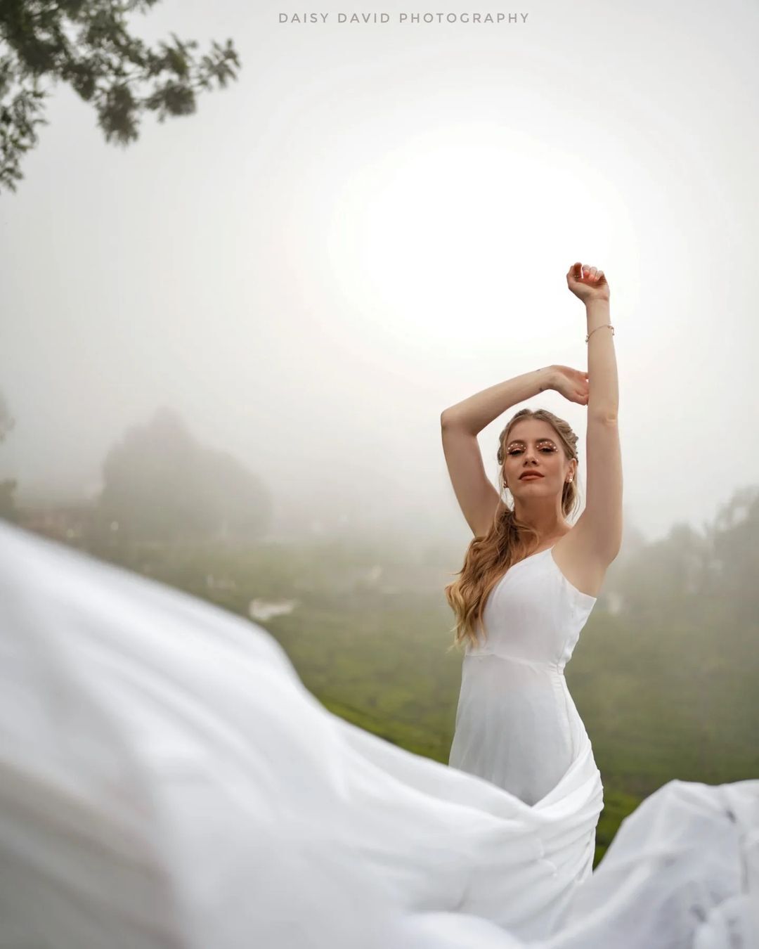 മൂന്നാറിന്റെ മനോഹാരിതയില്‍ അപർണ മൾബറി; വെളള വേഷത്തിൽ ക്യൂട്ട് ലുക്കാണ്...