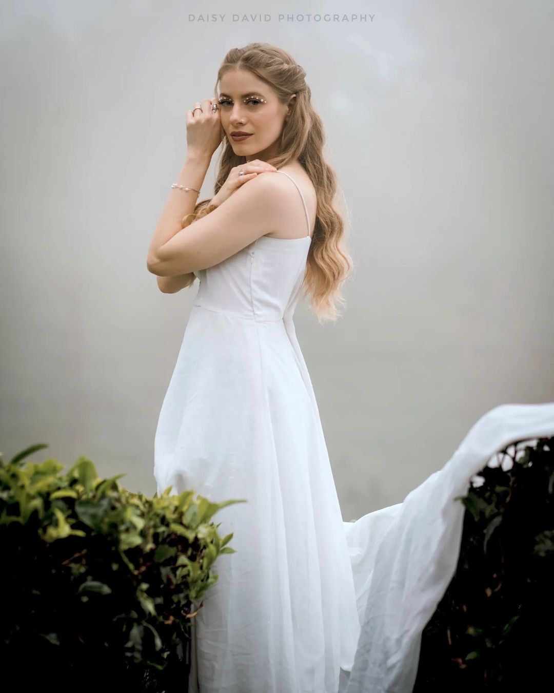 മൂന്നാറിന്റെ മനോഹാരിതയില്‍ അപർണ മൾബറി; വെളള വേഷത്തിൽ ക്യൂട്ട് ലുക്കാണ്...