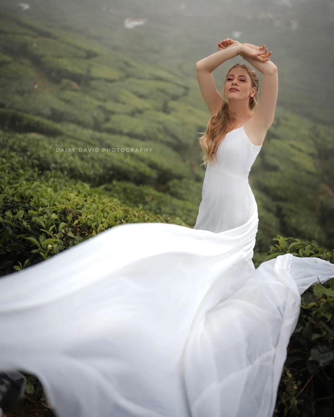 മൂന്നാറിന്റെ മനോഹാരിതയില്‍ അപർണ മൾബറി; വെളള വേഷത്തിൽ ക്യൂട്ട് ലുക്കാണ്...