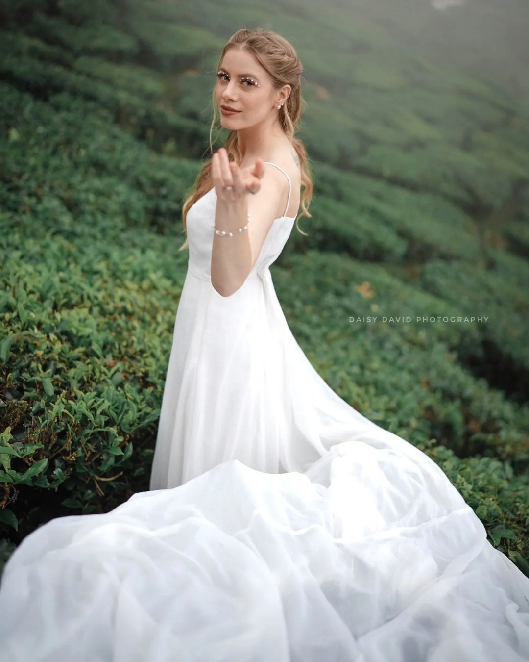 മൂന്നാറിന്റെ മനോഹാരിതയില്‍ അപർണ മൾബറി; വെളള വേഷത്തിൽ ക്യൂട്ട് ലുക്കാണ്...