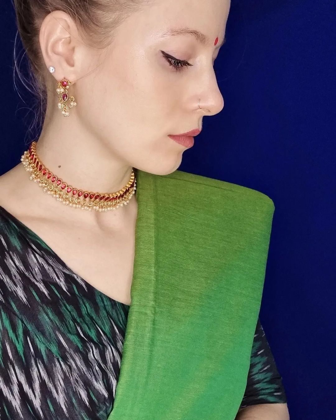 മൂന്നാറിന്റെ മനോഹാരിതയില്‍ അപർണ മൾബറി; വെളള വേഷത്തിൽ ക്യൂട്ട് ലുക്കാണ്...