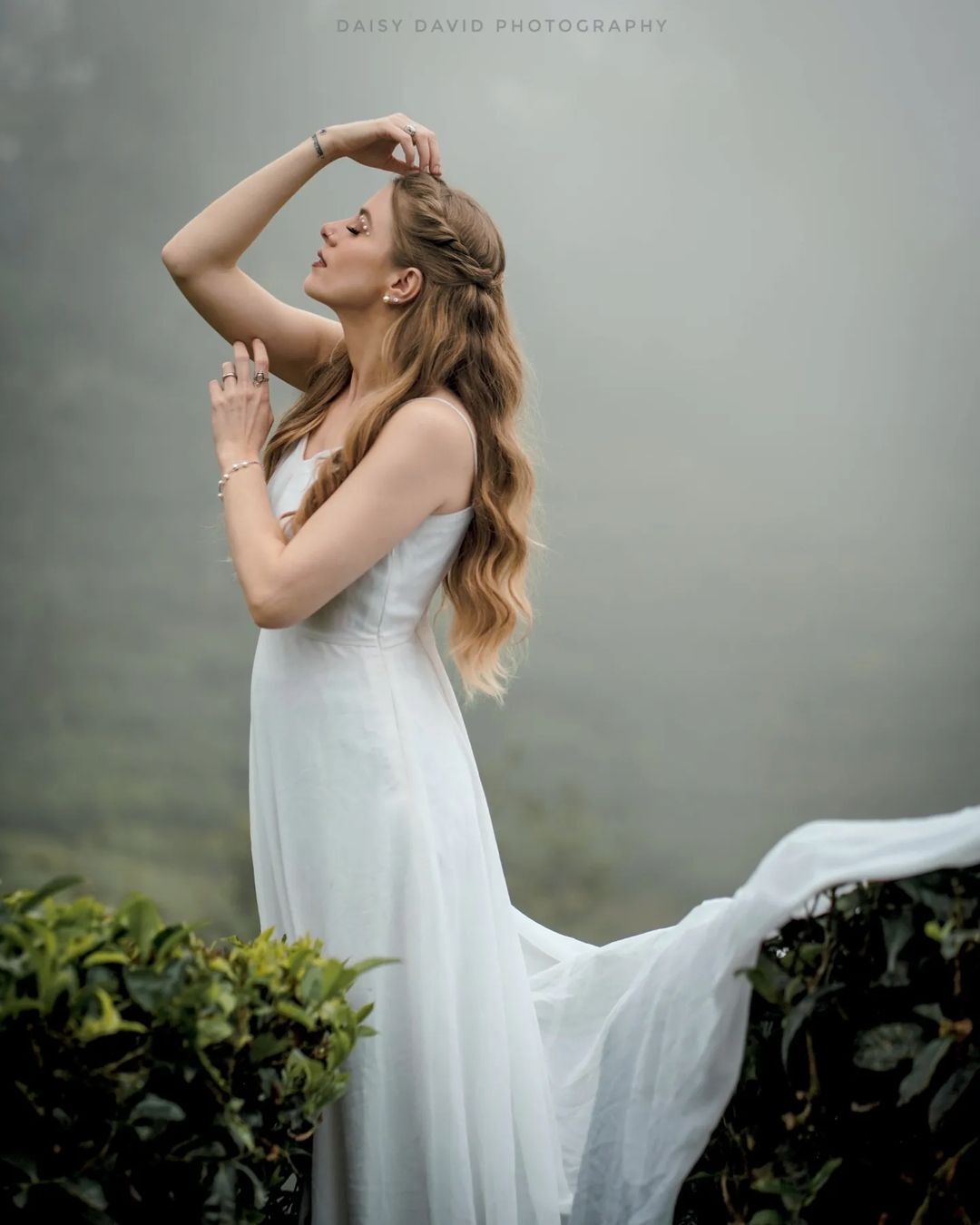 മൂന്നാറിന്റെ മനോഹാരിതയില്‍ അപർണ മൾബറി; വെളള വേഷത്തിൽ ക്യൂട്ട് ലുക്കാണ്...