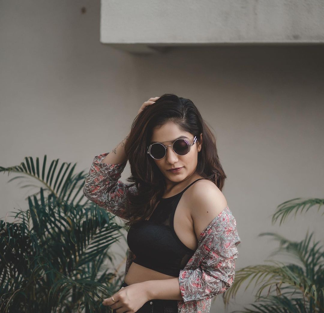  'സുന്ദരീ കണ്ണാലൊരു...' സാരിയില്‍ ആരാധകരുടെ മനസ് കവര്‍ന്ന്  ആര്യ ബഡായി