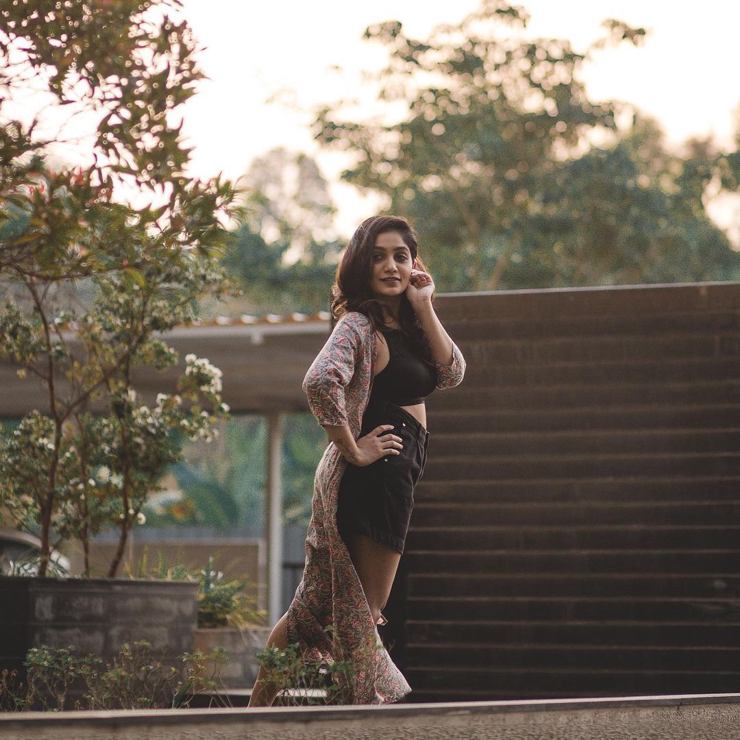  'സുന്ദരീ കണ്ണാലൊരു...' സാരിയില്‍ ആരാധകരുടെ മനസ് കവര്‍ന്ന്  ആര്യ ബഡായി