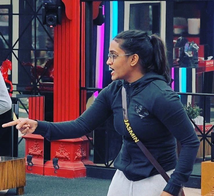  പണ്ട് നിമ്മിക്കുട്ടിയോട് പറഞ്ഞത് പോലെ..ചിത്രം പങ്കുവെച്ച് ജാസ്മിന്‍.. 'ഈ വൃത്തികെട്ടവളെ' ഒത്തിരിയിഷ്ടമെന്ന് ആരാധകര്‍