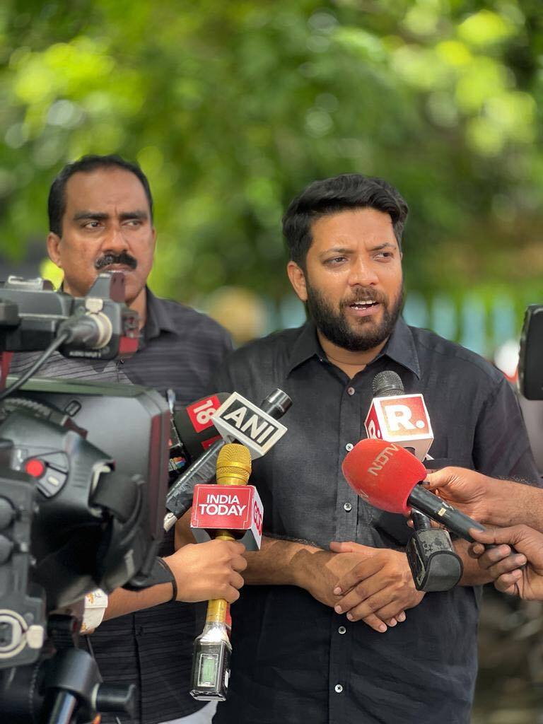 ആര്‍ത്തിരമ്പി പ്രതിഷേധം; നിയമസഭയില്‍ കറുപ്പണിഞ്ഞ് പ്രതിഷേധിച്ച്  പ്രതിപക്ഷ എംഎല്‍എമാര്‍..ചിത്രങ്ങള്‍ കാണാം