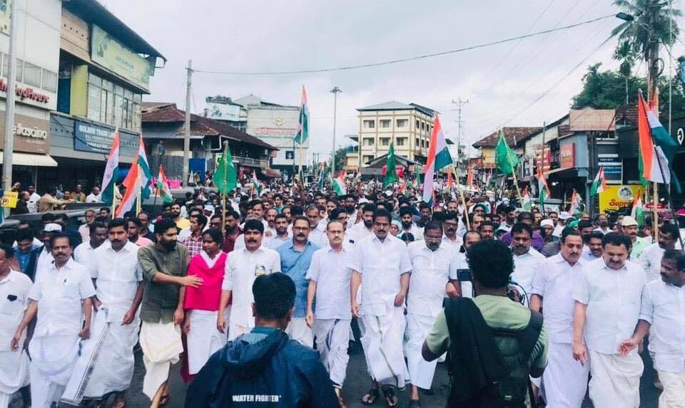ആര്‍ത്തിരമ്പി പ്രതിഷേധം; നിയമസഭയില്‍ കറുപ്പണിഞ്ഞ് പ്രതിഷേധിച്ച്  പ്രതിപക്ഷ എംഎല്‍എമാര്‍..ചിത്രങ്ങള്‍ കാണാം