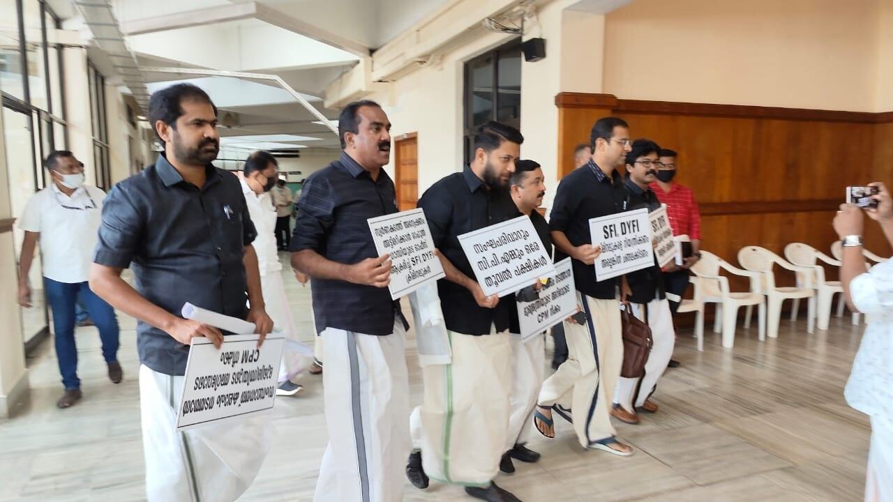 ആര്‍ത്തിരമ്പി പ്രതിഷേധം; നിയമസഭയില്‍ കറുപ്പണിഞ്ഞ് പ്രതിഷേധിച്ച്  പ്രതിപക്ഷ എംഎല്‍എമാര്‍..ചിത്രങ്ങള്‍ കാണാം