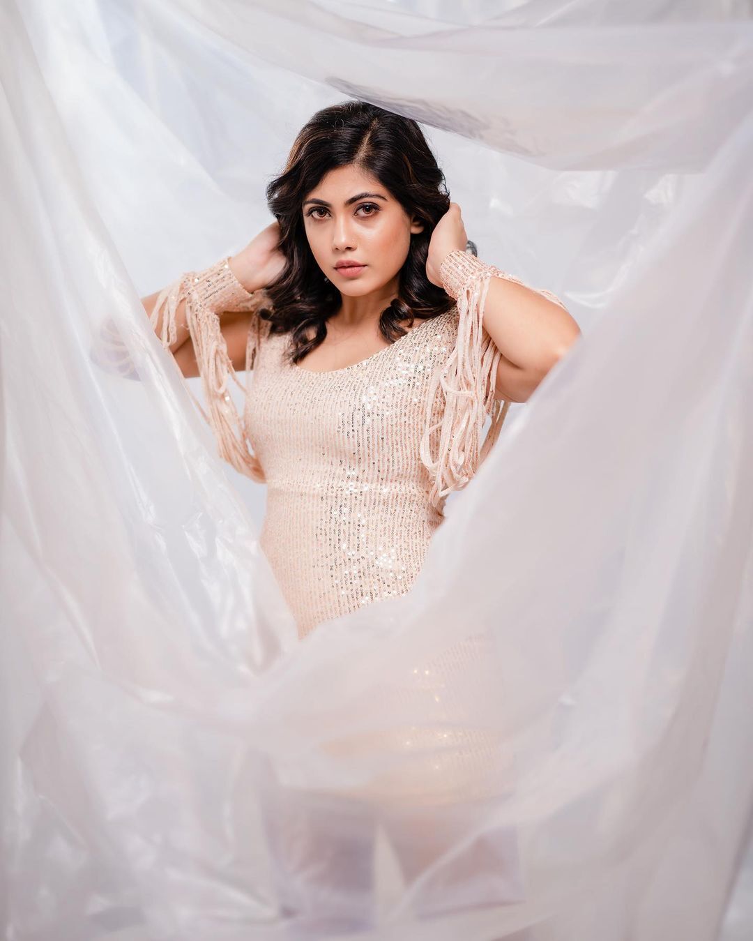 നയന മനോഹരി നയന എൽസ; ഗ്ലാമറസ് ലുക്കിൽ കണ്ണുതളളി ആരാധകർ! വേറിട്ട ഫോട്ടോസ് കണ്ടാലോ?