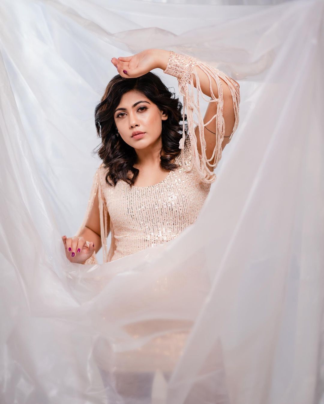 നയന മനോഹരി നയന എൽസ; ഗ്ലാമറസ് ലുക്കിൽ കണ്ണുതളളി ആരാധകർ! വേറിട്ട ഫോട്ടോസ് കണ്ടാലോ?