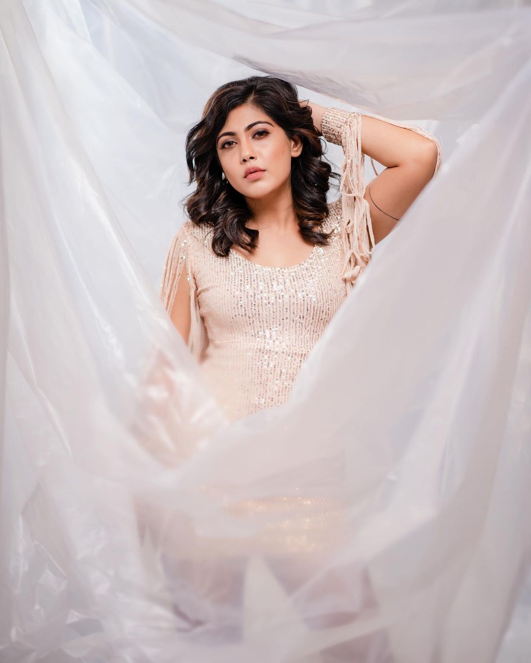 നയന മനോഹരി നയന എൽസ; ഗ്ലാമറസ് ലുക്കിൽ കണ്ണുതളളി ആരാധകർ! വേറിട്ട ഫോട്ടോസ് കണ്ടാലോ?