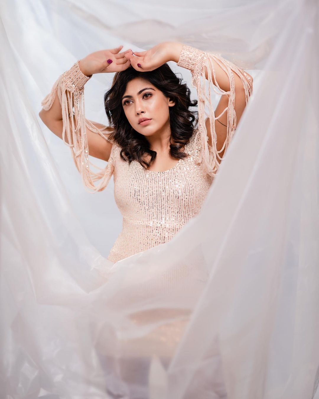 നയന മനോഹരി നയന എൽസ; ഗ്ലാമറസ് ലുക്കിൽ കണ്ണുതളളി ആരാധകർ! വേറിട്ട ഫോട്ടോസ് കണ്ടാലോ?