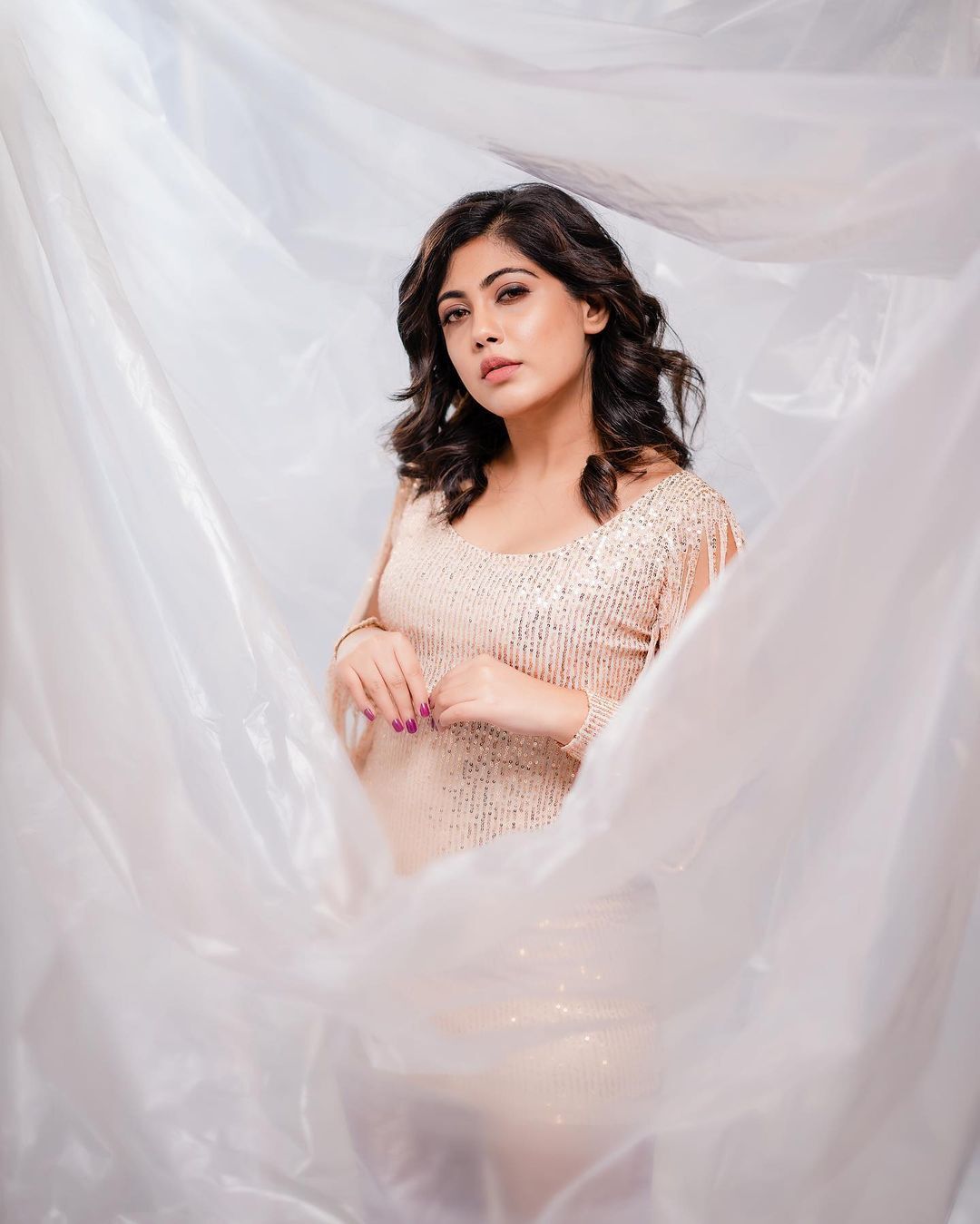 നയന മനോഹരി നയന എൽസ; ഗ്ലാമറസ് ലുക്കിൽ കണ്ണുതളളി ആരാധകർ! വേറിട്ട ഫോട്ടോസ് കണ്ടാലോ?