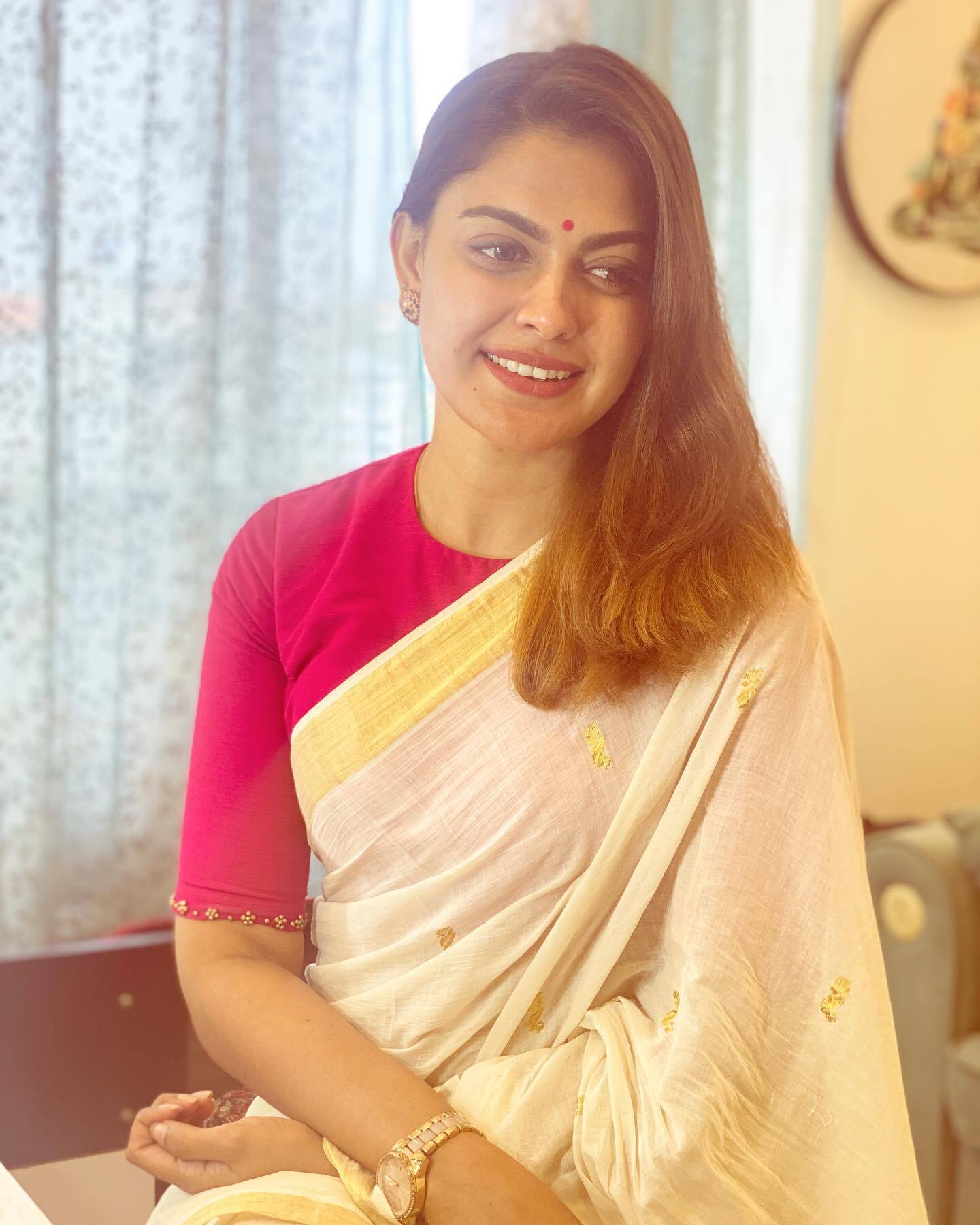 സൂര്യനാല്‍ ചുംബിക്കപ്പെട്ട പ്രഭാതം; ചുവന്ന പൊട്ടില്‍ സുന്ദരിയായി അനുശ്രീ..