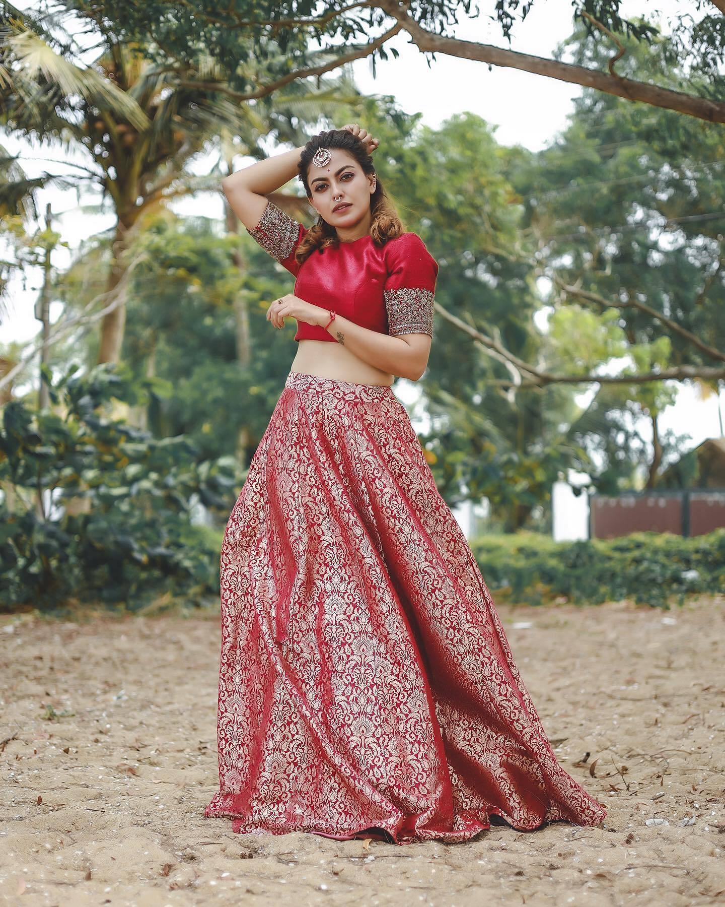 സൂര്യനാല്‍ ചുംബിക്കപ്പെട്ട പ്രഭാതം; ചുവന്ന പൊട്ടില്‍ സുന്ദരിയായി അനുശ്രീ..
