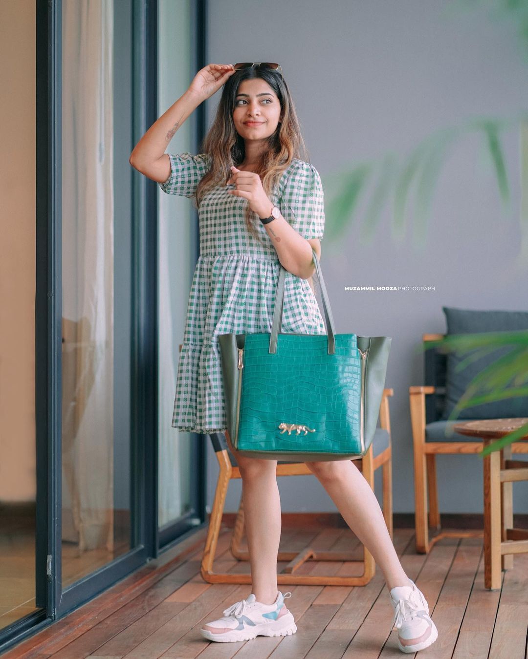 മാളവിക മീൻസ് സ്റ്റൈലിഷ്... കിടിലൻ ലുക്കിൽ നടി, വൈറലായി ഫോട്ടോകൾ