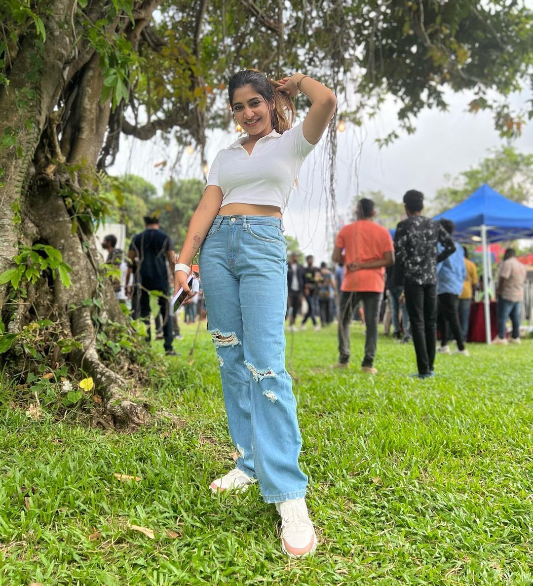 മാളവിക മീൻസ് സ്റ്റൈലിഷ്... കിടിലൻ ലുക്കിൽ നടി, വൈറലായി ഫോട്ടോകൾ