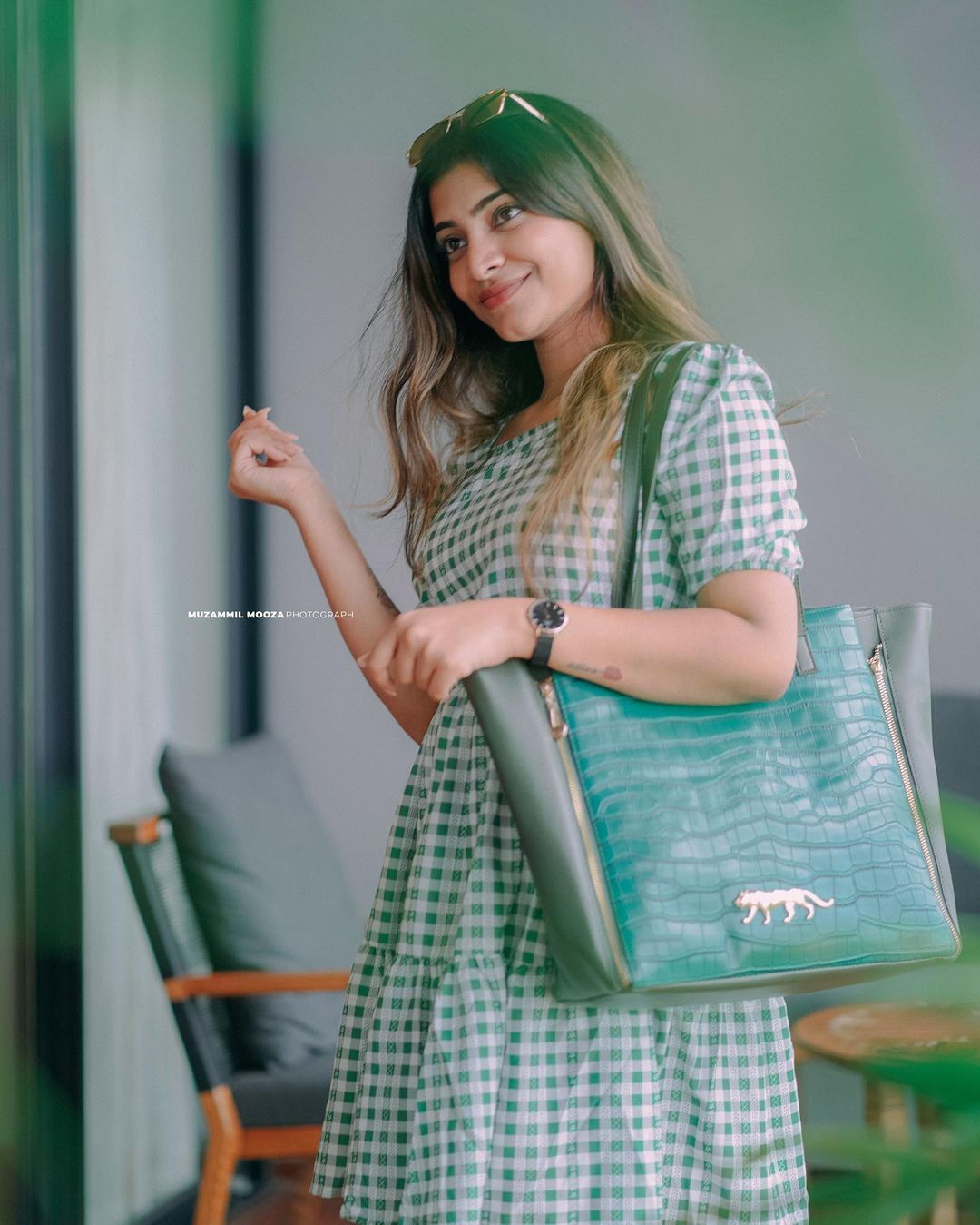 മാളവിക മീൻസ് സ്റ്റൈലിഷ്... കിടിലൻ ലുക്കിൽ നടി, വൈറലായി ഫോട്ടോകൾ