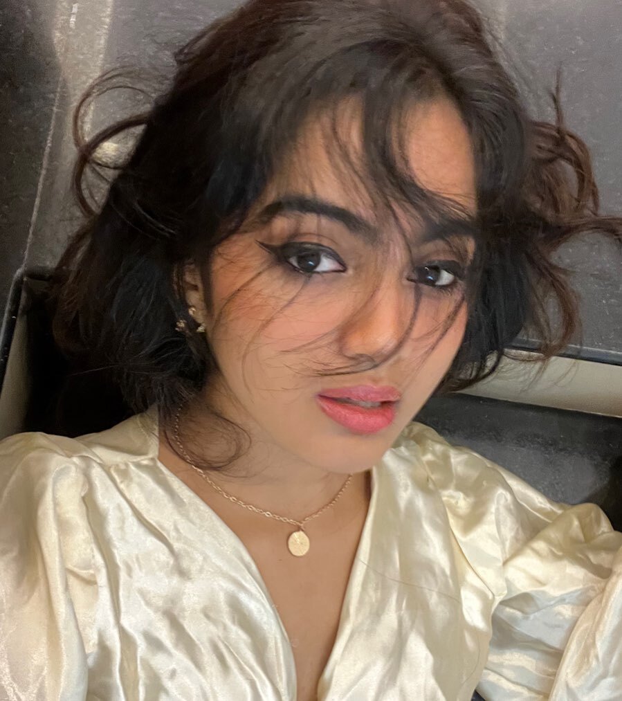 എന്തൊരു ക്യൂട്ട്‌നെസാണ്..ദേവിക; കണ്ണെടുക്കാന്‍ തോന്നുന്നില്ല; വൈറല്‍ ചിത്രങ്ങള്‍