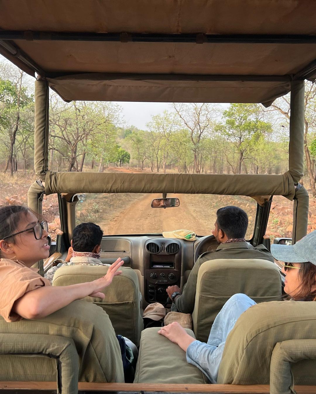 കടുവയോടാണോ കളി; മാളവികയുടെ തഡോബ സഫാരി കൊള്ളാം, ജീനിയസെന്ന് ആരാധകര്‍, ഏറ്റവും പുതിയ ചിത്രങ്ങള്‍ വൈറല്‍