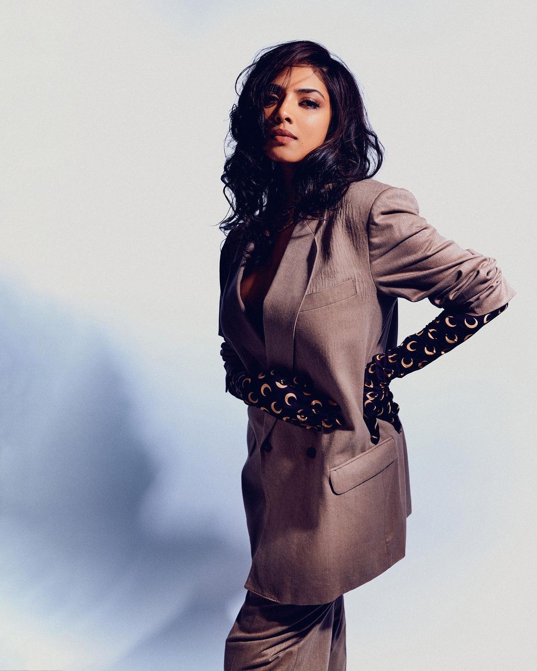 മാളവിക ഞെട്ടിക്കാനാണോ ഇത്.... സംഗതി കളറായിട്ടുണ്ട്, സ്‌റ്റൈലിഷ് ലുക്കില്‍ ഹോളിവുഡ് മാറി നില്‍ക്കും, വൈറലായി ചിത്രങ്ങള്‍