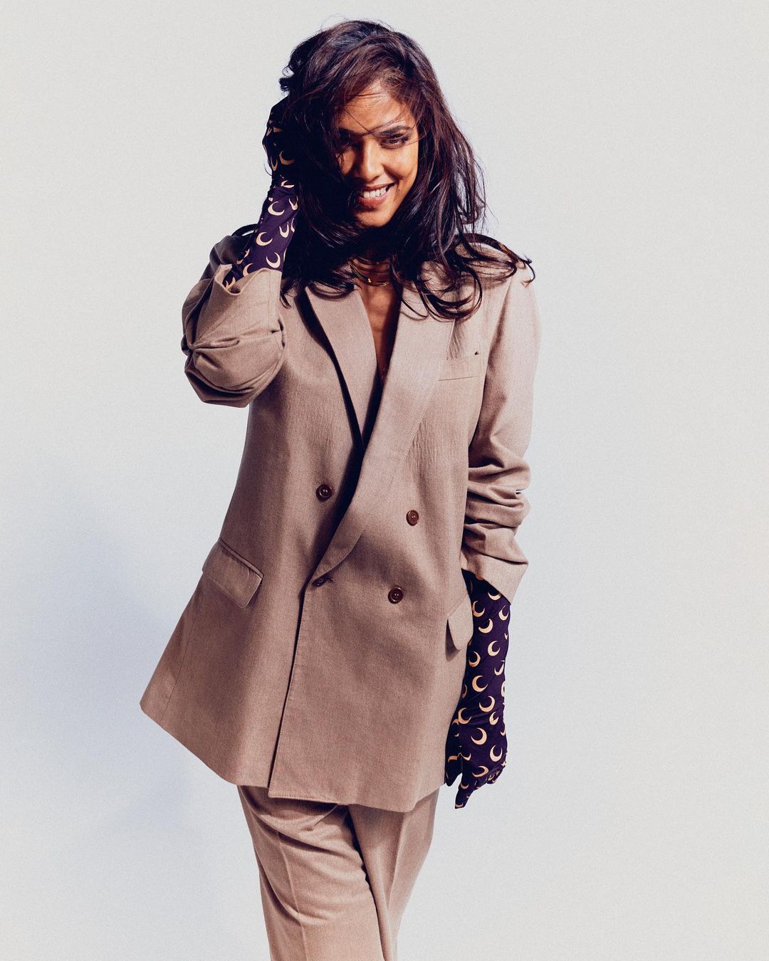 മാളവിക ഞെട്ടിക്കാനാണോ ഇത്.... സംഗതി കളറായിട്ടുണ്ട്, സ്‌റ്റൈലിഷ് ലുക്കില്‍ ഹോളിവുഡ് മാറി നില്‍ക്കും, വൈറലായി ചിത്രങ്ങള്‍