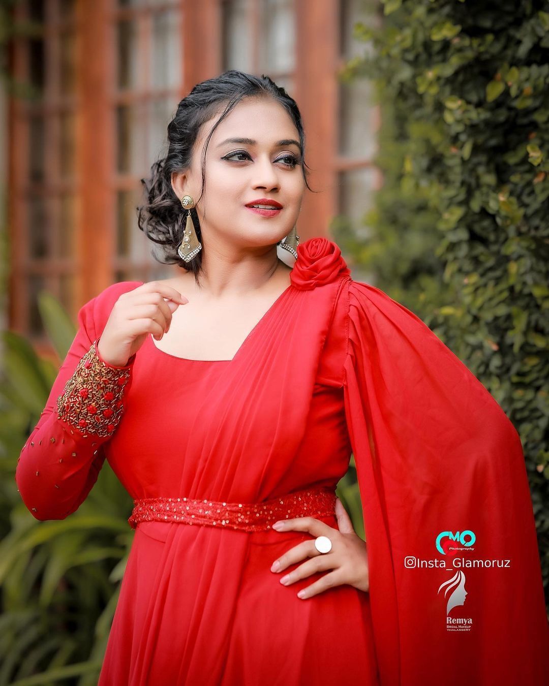 ചുവപ്പഴകില്‍ മിന്നിത്തിളങ്ങി വരദ; വൈറല്‍ ചിത്രങ്ങള്‍ സോഷ്യല്‍ മീഡിയയില്‍ ട്രന്‍ഡിംഗ്