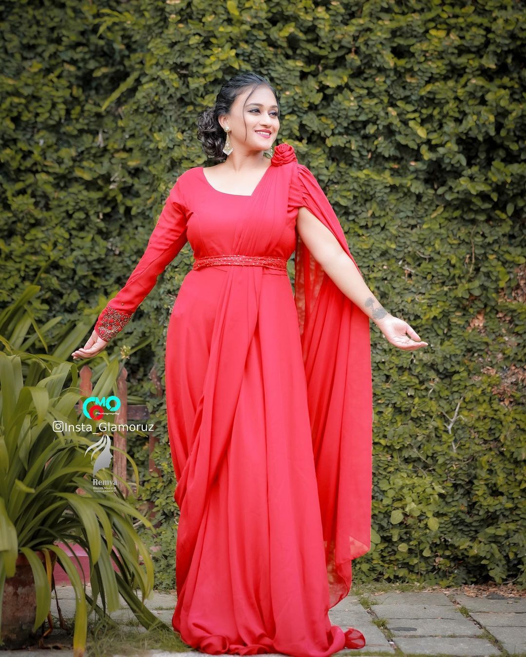 ചുവപ്പഴകില്‍ മിന്നിത്തിളങ്ങി വരദ; വൈറല്‍ ചിത്രങ്ങള്‍ സോഷ്യല്‍ മീഡിയയില്‍ ട്രന്‍ഡിംഗ്