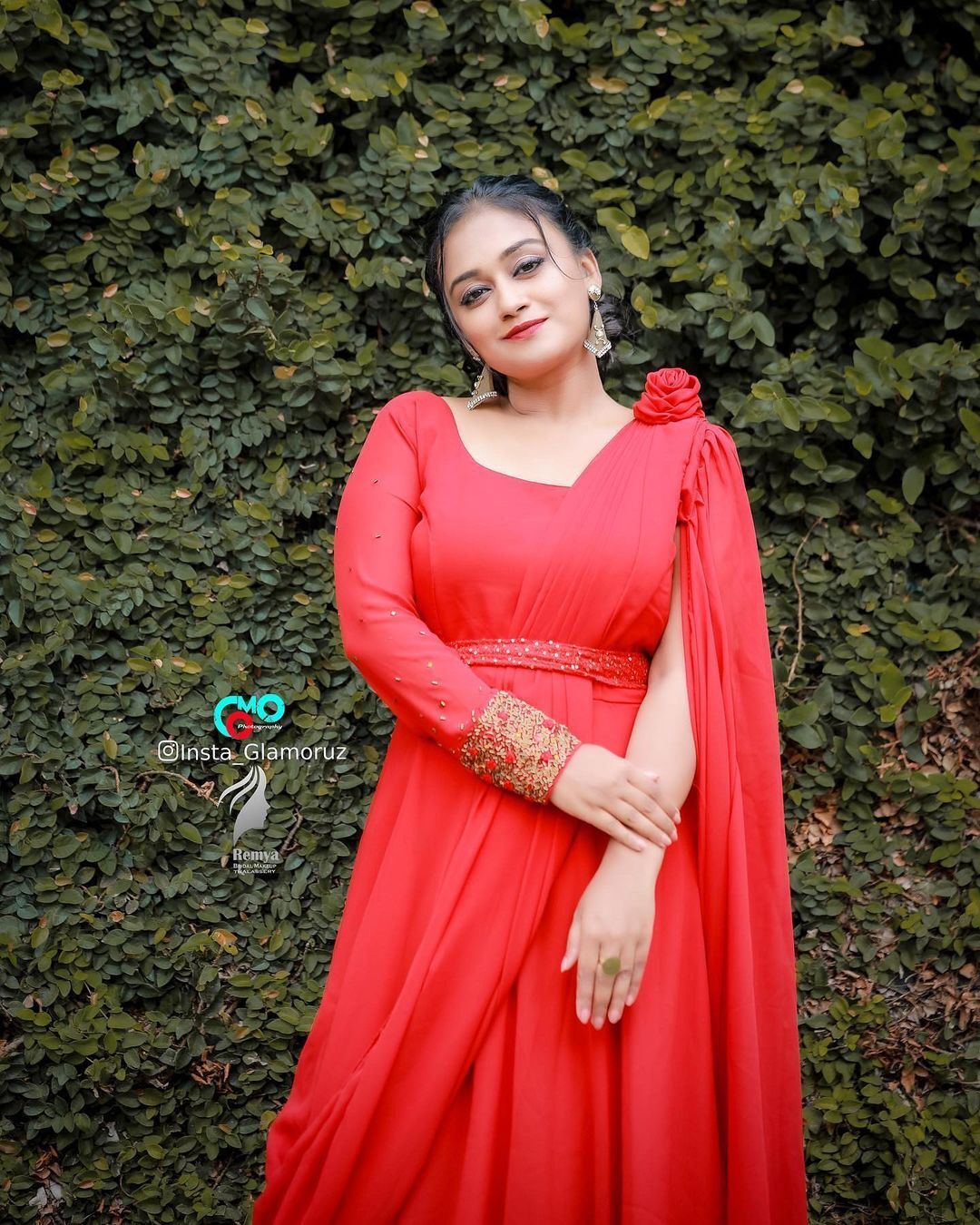 ചുവപ്പഴകില്‍ മിന്നിത്തിളങ്ങി വരദ; വൈറല്‍ ചിത്രങ്ങള്‍ സോഷ്യല്‍ മീഡിയയില്‍ ട്രന്‍ഡിംഗ്