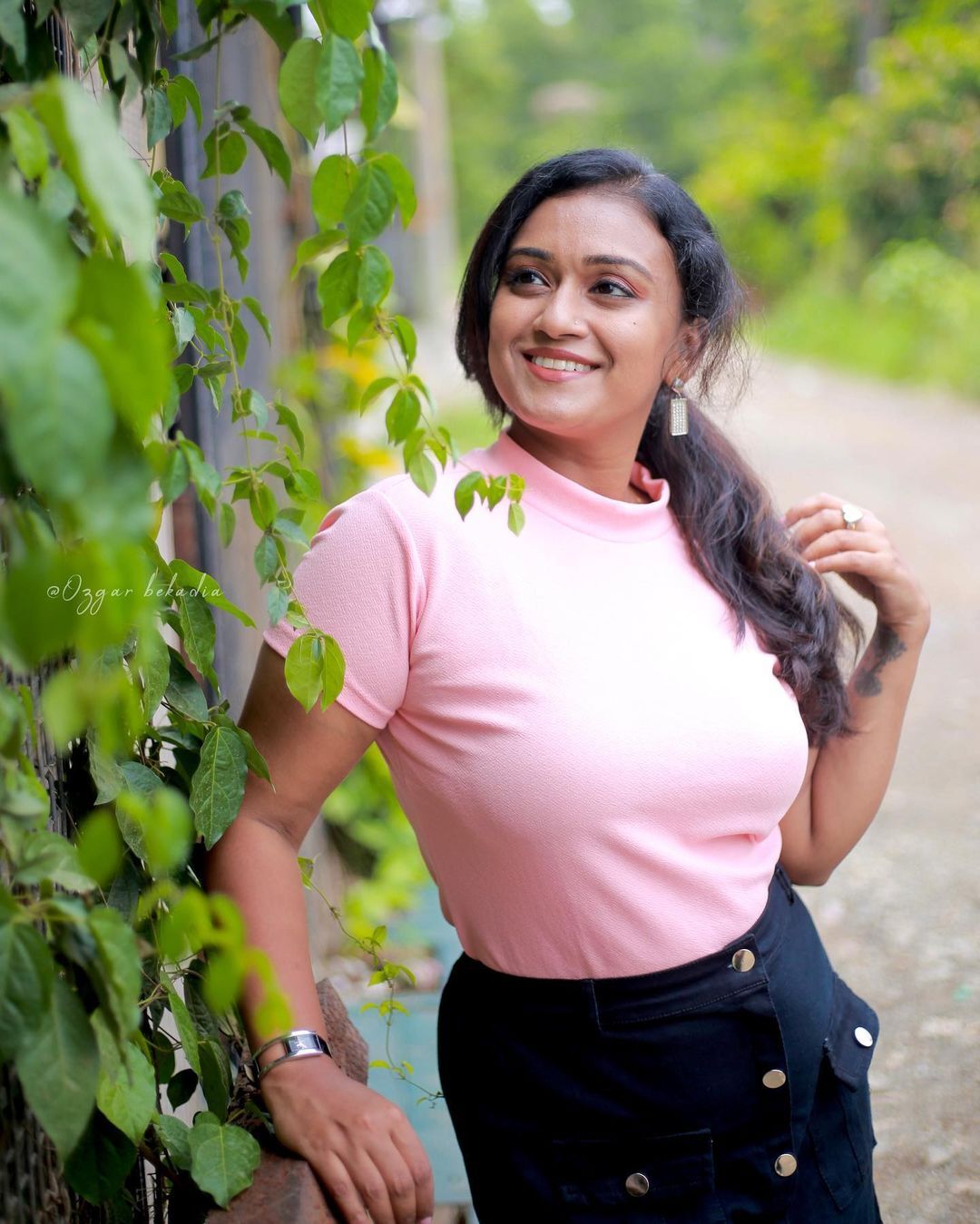 ചുവപ്പഴകില്‍ മിന്നിത്തിളങ്ങി വരദ; വൈറല്‍ ചിത്രങ്ങള്‍ സോഷ്യല്‍ മീഡിയയില്‍ ട്രന്‍ഡിംഗ്